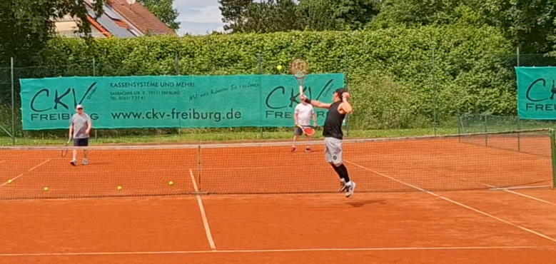 Tennistraining und Spielbetrieb auf der Anlage des TC March