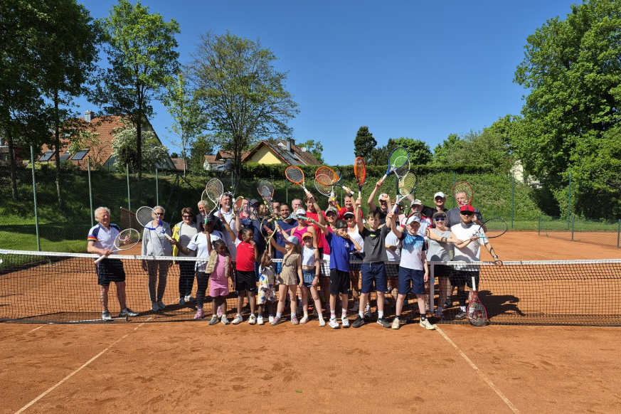Kinder und Erwachsene gemeinsam auf dem Tennisplatz des TC March