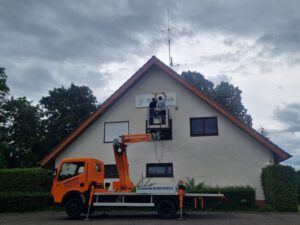 Mehr über den Artikel erfahren Neues Logo-Schild an der Hausfassade des TC March: Ein echter Hingucker!
