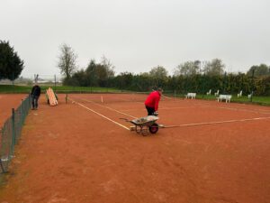 Mehr über den Artikel erfahren Frühlingserwachen auf den Tennisplätzen des TC March – Jede helfende Hand zählt!